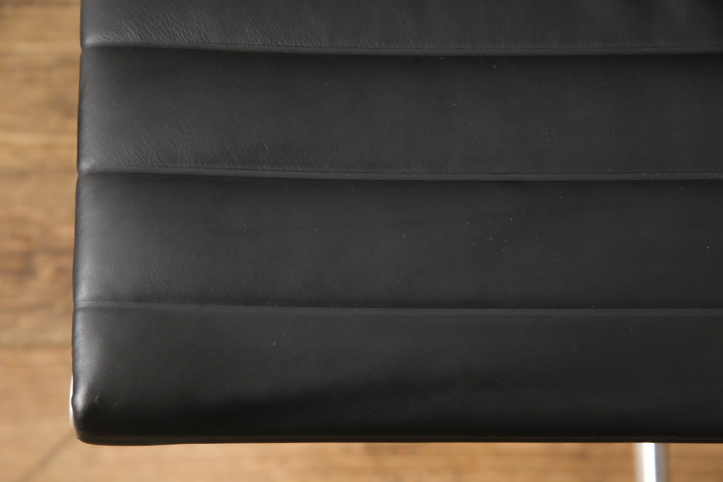 中古　超美品　Hermanmiller(ハーマンミラー社)　イームズアルミナムグループ　本革　キャスター付き　クラシカルな佇まいが魅力的なマネジメントチェア(レザー、オフィスチェア、アームチェア、椅子)(定価約30万円)(R-054455)