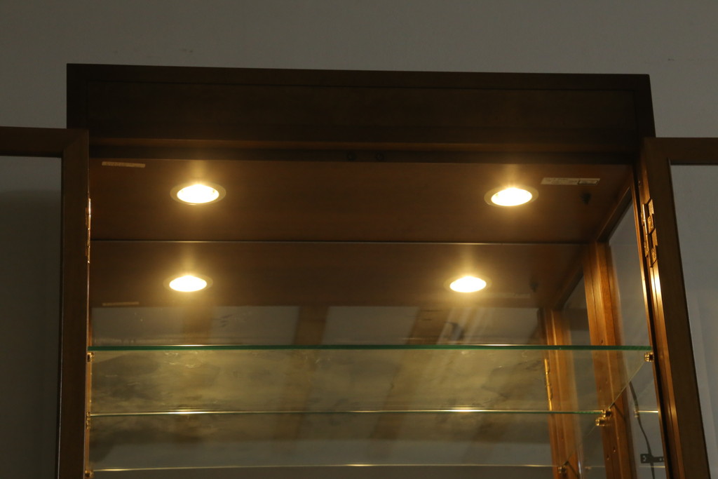 中古　カリモク家具(karimoku)　domani(ドマーニ)　Morganton(モーガントン)　ライトコニャック色　ディスプレイ什器におすすめ! 照明付きのガラスキャビネット(ガラスケース、飾り棚、陳列棚)(R-074521)