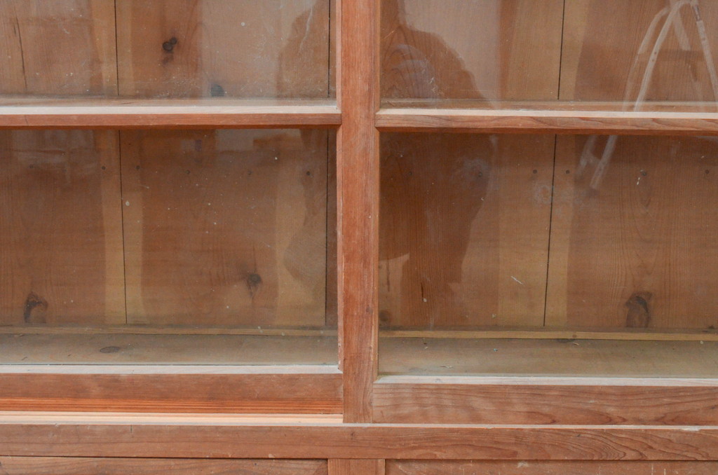 和製アンティーク　ゆらゆらガラス　古い木味が素敵!レトロな雰囲気溢れる二段重ね関西収納棚(ガラスケース、キャビネット、食器棚、飾り棚、戸棚、水屋箪笥)(R-072959)