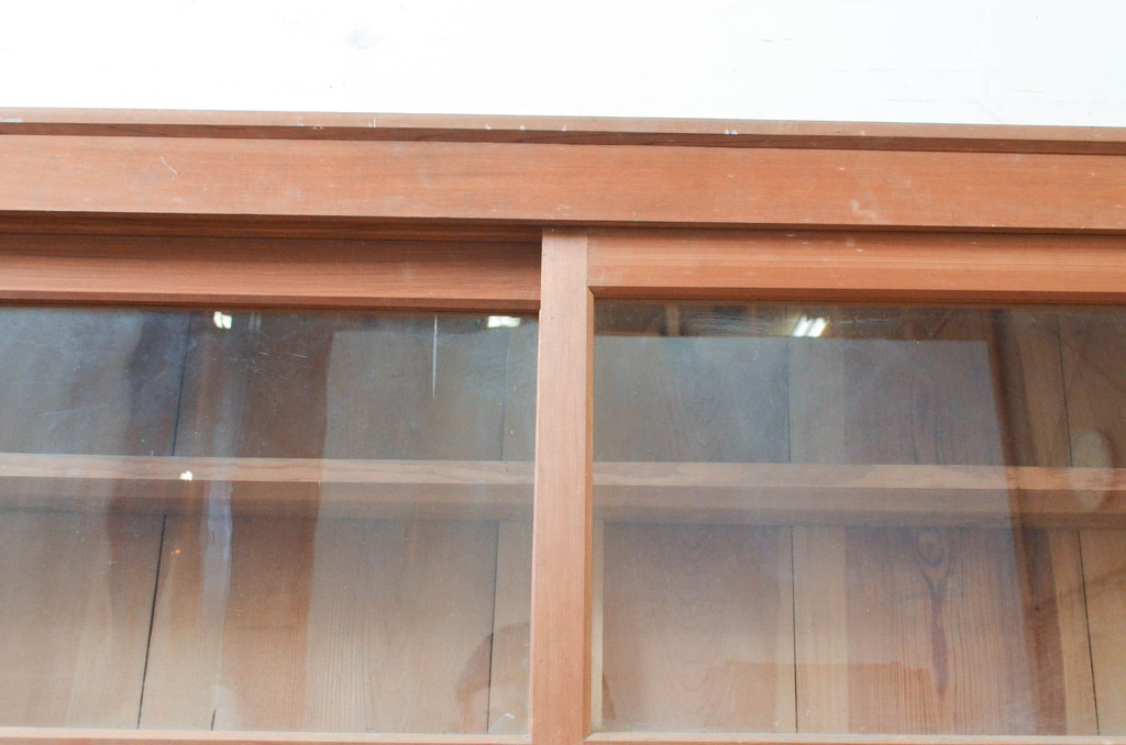 和製アンティーク　ゆらゆらガラス　古い木味が素敵!レトロな雰囲気溢れる関西サイドボード(ガラスケース、サイドキャビネット、食器棚、収納棚、飾り棚、戸棚、水屋箪笥)(R-072960)