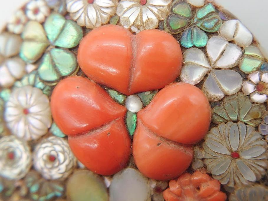 時代物　珊瑚　螺鈿細工　花尽くし　煌びやかで凝った意匠が目を惹く帯留め(アンティーク、サンゴ、帯締め、着物道具、和装小物、アクセサリー)(R-074707)