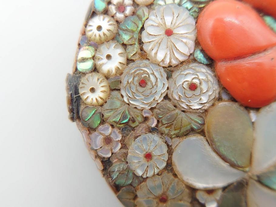 時代物　珊瑚　螺鈿細工　花尽くし　煌びやかで凝った意匠が目を惹く帯留め(アンティーク、サンゴ、帯締め、着物道具、和装小物、アクセサリー)(R-074707)
