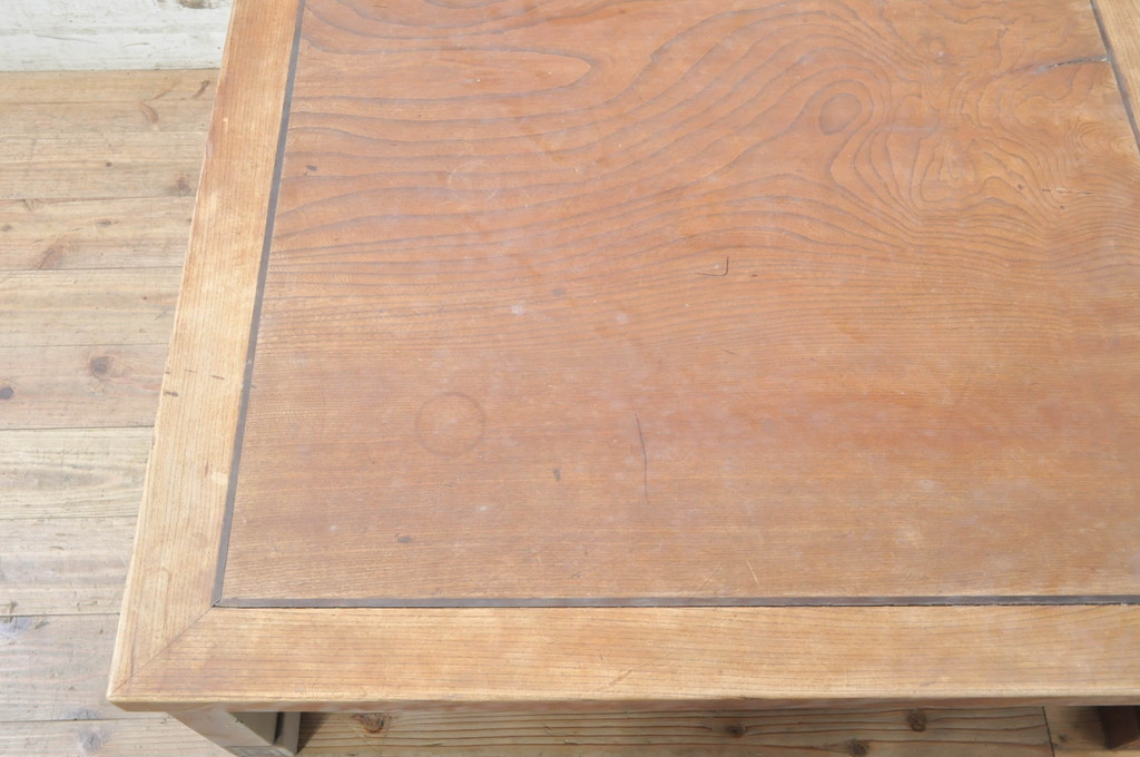 和製アンティーク　天板一枚板　総欅(ケヤキ)材　脚元の渦巻模様のデザインが目を引く座卓(ローテーブル、センターテーブル、リビングテーブル)(R-072746)