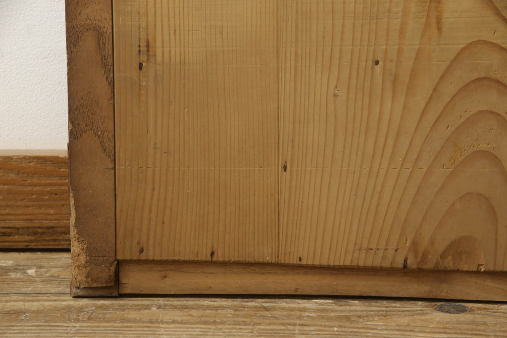 和製アンティーク　金具がレトロな雰囲気を醸し出す枠欅(ケヤキ)材・板杉材の横桟引き戸2枚セット(窓、板戸、建具)(R-060026)