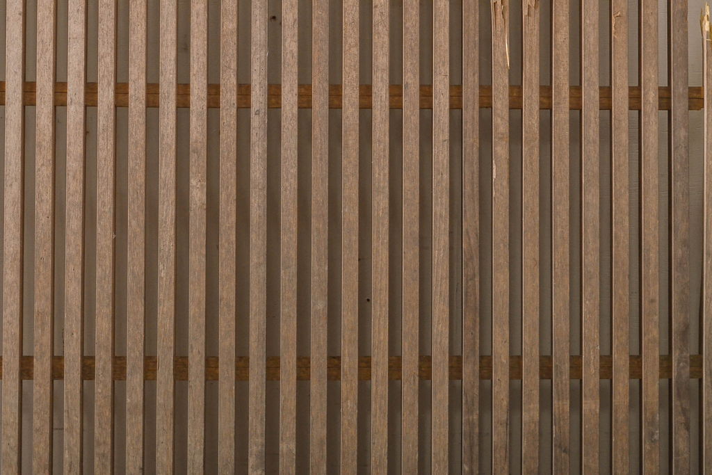 アンティーク建具　大振りな金具が和の雰囲気を高める枠欅(ケヤキ)・桟檜(ヒノキ)材の格子蔵戸1枚(玄関戸、引き戸)(R-060435)