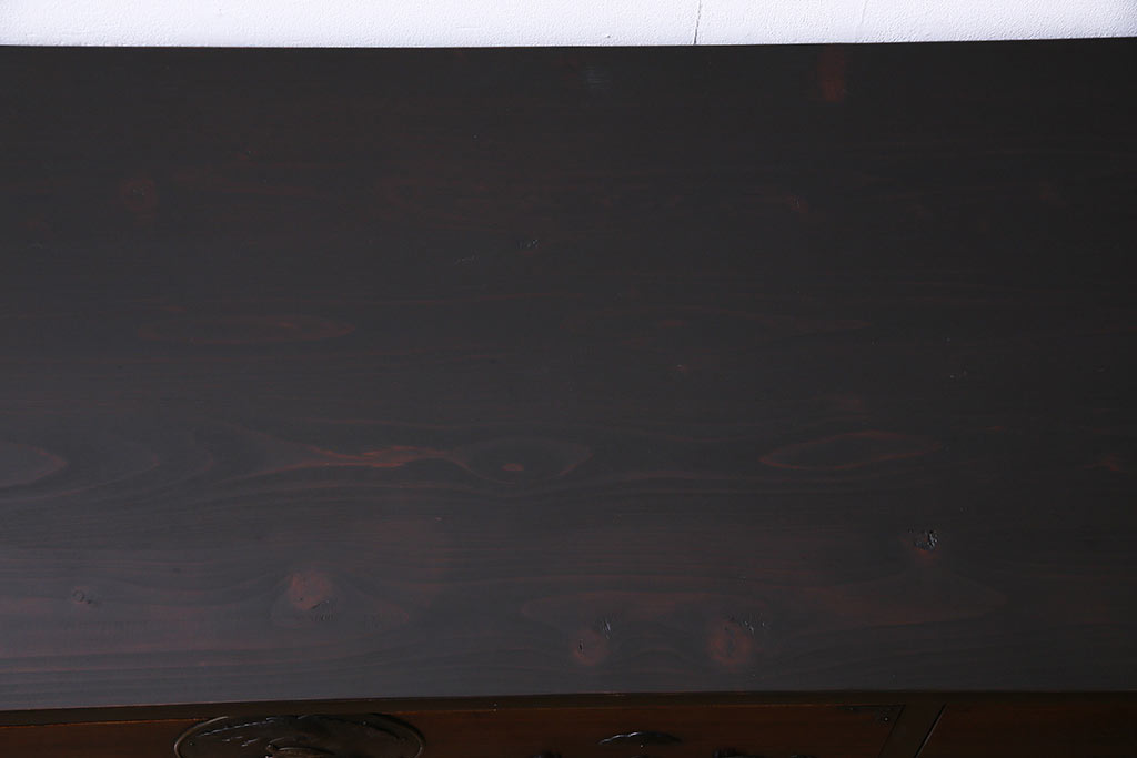 ラフジュ工房オリジナル　リメイク家具　鶴亀松の縁起物の金具が目を引く箪笥リビングボード(二本松箪笥、テレビボード、チェスト)
