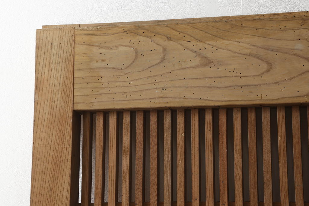 アンティーク建具　総欅(ケヤキ)材　シンプルなデザインの金具が上品な和の雰囲気を高める格子蔵戸1枚(玄関戸、引き戸)(R-060926)