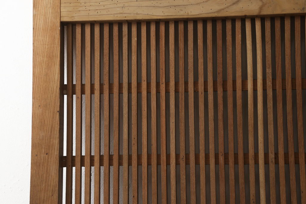 アンティーク建具　総欅(ケヤキ)材　シンプルなデザインの金具が上品な和の雰囲気を高める格子蔵戸1枚(玄関戸、引き戸)(R-060926)