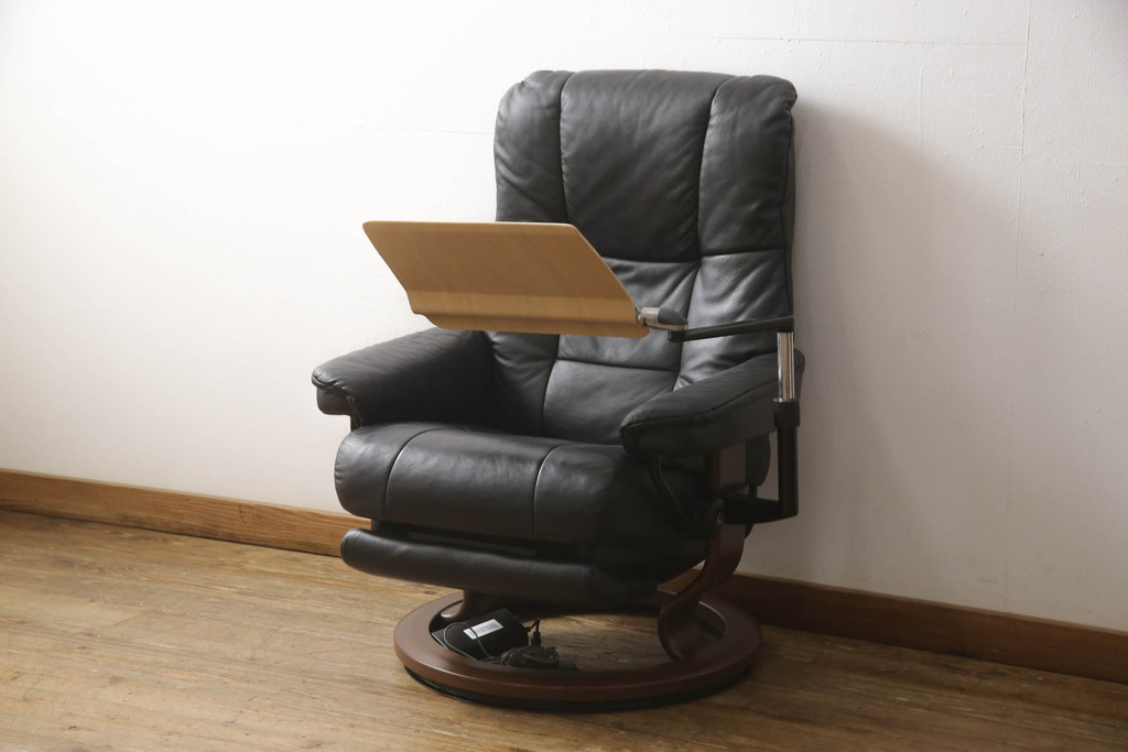 中古　極美品　ノルウェー製　EKORNES(エコーネス)　 Mayfair(メイフェア)　Mサイズ　希少!!　電動式フットレスト付きが珍しい!高級感漂うコンピューターテーブル付きストレスレスチェア(クラシックベース、アームチェア、リクライニングチェア、椅子、イス、1人掛けソファ、1Pソファ、北欧、本革、レザー)(定価約50万円)(R-066324)