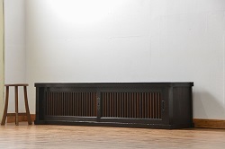 【セミオーダー家具実例】松本民芸家具のローボードに高品質リペア!厚24mmヒノキ材の天板・取り外し可能な棚板を左右に取り付け。木製脚も取り付け。天板と脚は本体と違和感ないよう着色して仕上げました。(テレビ台、テレビボード、リビングボード、収納棚)