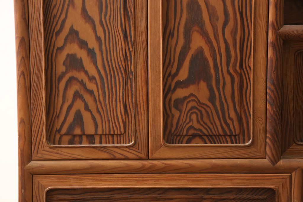 中古 美品 肥松 くっきりと際立った木目が美しい和風飾り棚(茶棚、収納棚、戸棚)(R-056532)