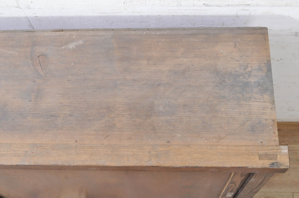 和製アンティーク　前面栗(クリ)材　落ち着きのある佇まいが魅力のサイドボード(サイドキャビネット、食器棚、収納棚、戸棚)(R-072737)