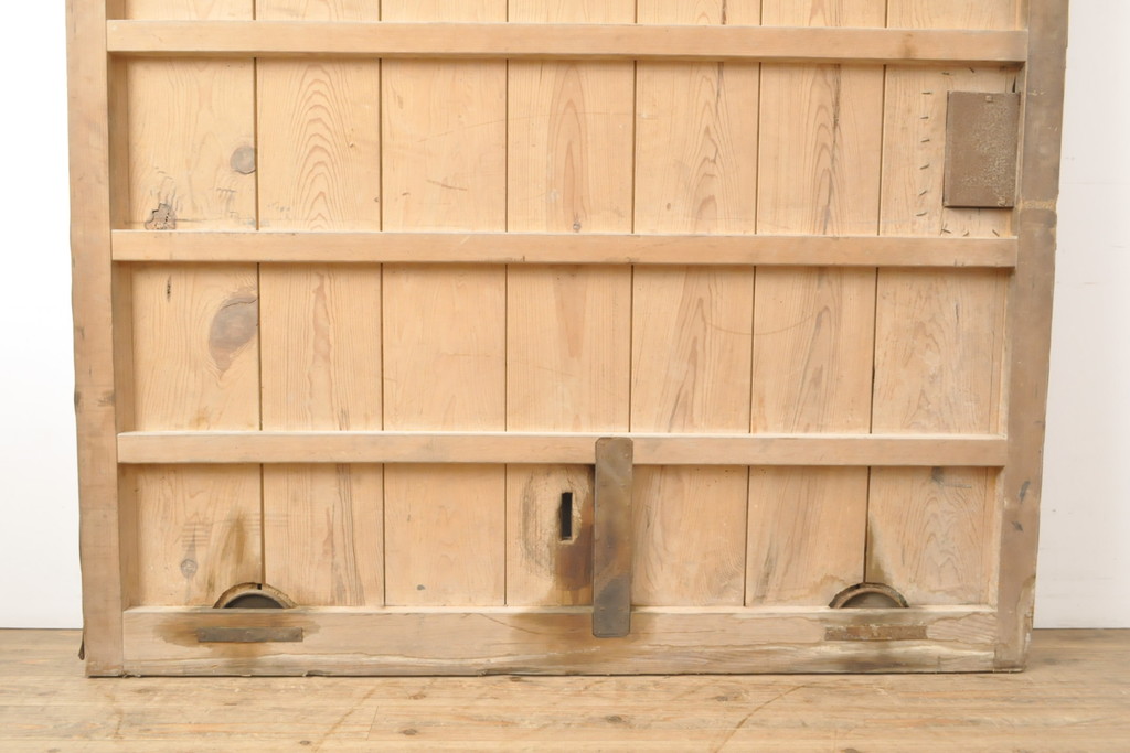 格子模様の鉄板入り!堅牢な雰囲気漂うアンティーク蔵戸1枚(鉄扉、玄関扉、引き戸、建具)(R-056351)