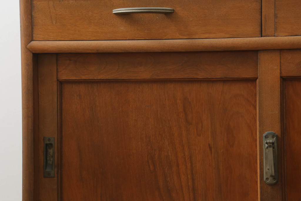 和製アンティーク　樺(カバ)材　レトロデザイン　彫刻入り　ノスタルジックな雰囲気漂う二段重ね食器棚(カップボード、戸棚、収納棚、キャビネット)(R-074556)