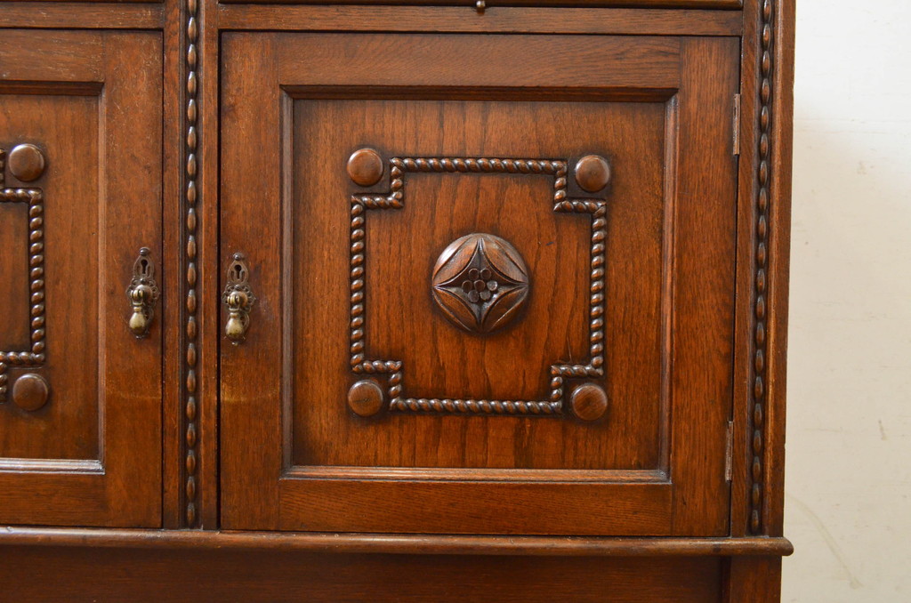 イギリスアンティーク　オーク材　凝ったデザインが目を引く小振りなサイドボード(サイドキャビネット、収納棚、戸棚、引き出し、英国)(R-072588)