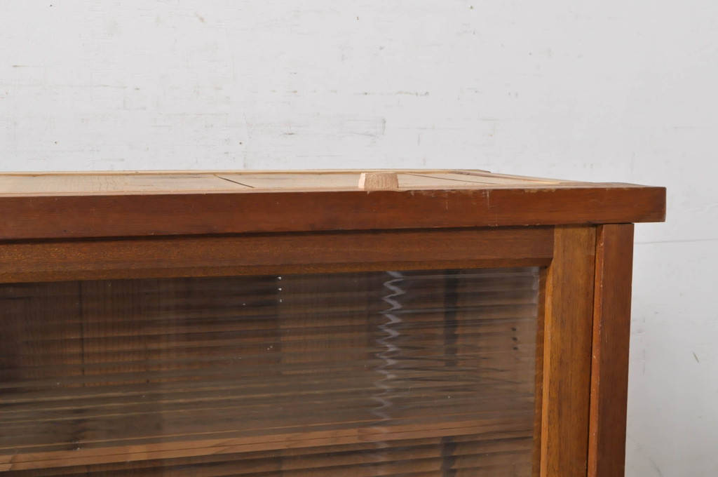 和製アンティーク　懐かしい雰囲気漂うモールガラスサイドボード(サイドキャビネット、収納棚、ガラス戸棚、食器棚)(R-072713)