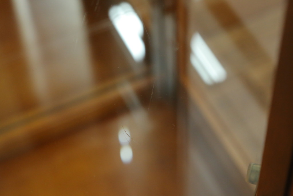 中古　横浜クラシック家具　ダニエル(Daniel)　アーリーアメリカン　A-214　温かみのある空間を演出するガラスケース(飾り棚、キュリオケース、コレクションケース、キャビネット)(定価約67万円)(R-069992)