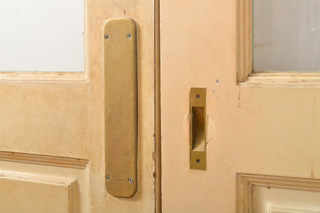 アンティーク建具　シンプルなデザインに古いドアハンドルが映える両開きドア1対(扉、玄関扉、ドア2枚セット)(R-056200)