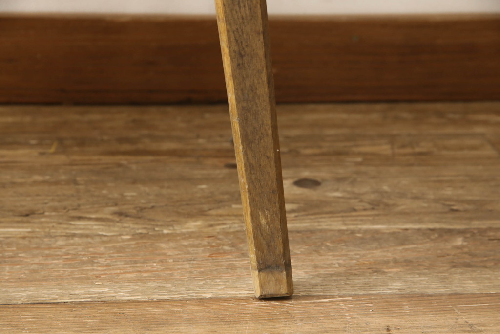 和製アンティーク　昭和レトロ　ナラ材　シンプルなモダンデザインとレトロな風合いが魅力のサイドテーブル(花台、飾り台)(R-066374)