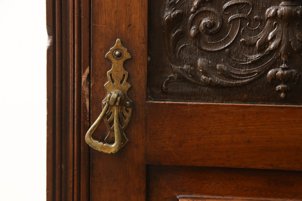 イギリスアンティーク　ウォールナット材　優美な佇まいが魅力の彫刻入りサイドキャビネット(電話台、収納棚、戸棚、花台、飾り台、英国)(R-066376)