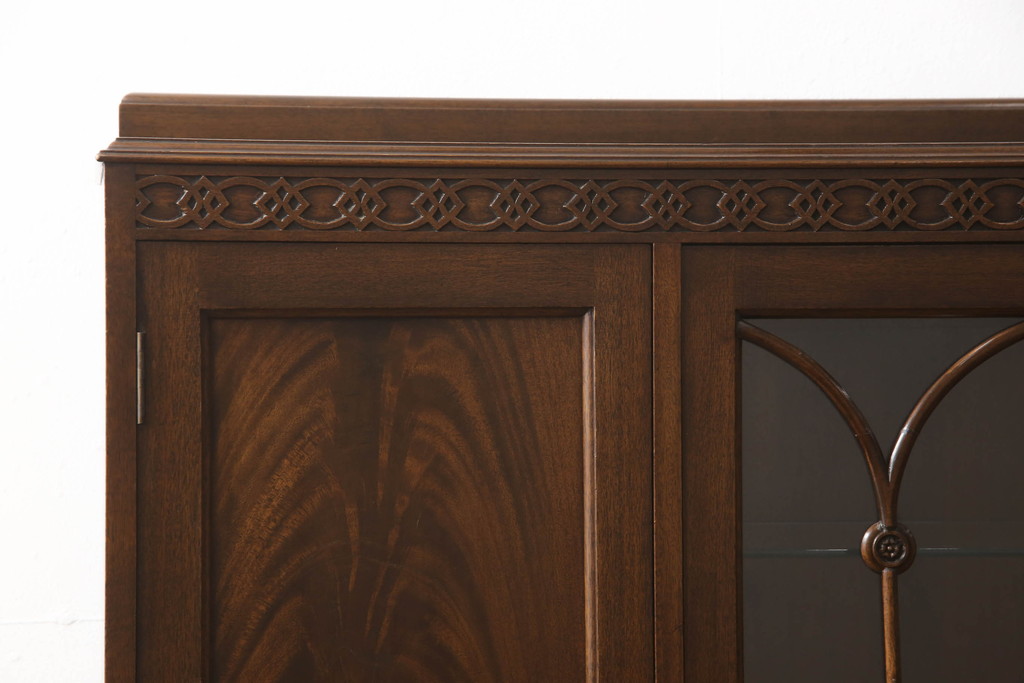 イギリスアンティーク　マホガニー材の美しい杢目が目を引く猫脚キャビネット(収納棚、戸棚、サイドボード、サイドキャビネット、飾り棚、英国)(R-066380)