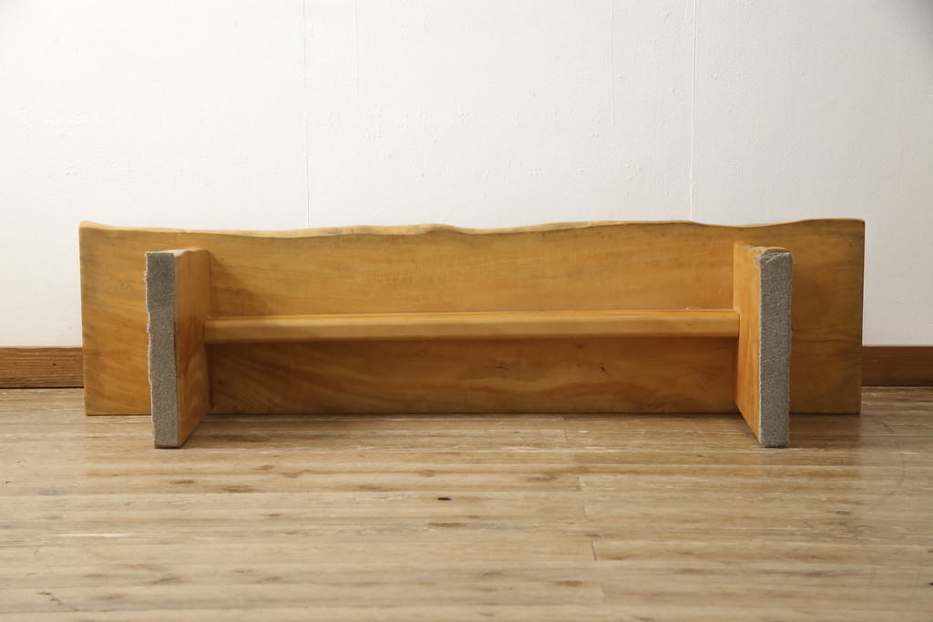 中古　どっしりとした佇まいが魅力!分厚い一枚板が使われたカバ材のベンチ(長椅子、板座)(R-059593)