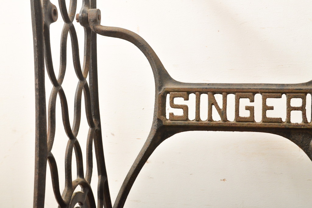 イギリスアンティーク　SINGER(シンガー)社　天板をつけてテーブルにリメイク!ミシンの鉄脚(シンガーミシン、ミシンテーブル、ミシン台)(R-056385)