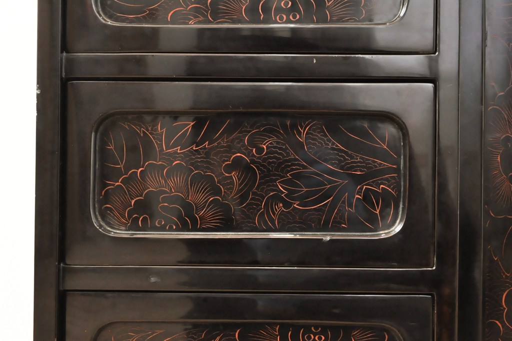 民芸家具　漆塗り　味わい深い牡丹と獅子が描かれた飾り棚(茶棚、収納棚、サイドキャビネット)(R-056483)