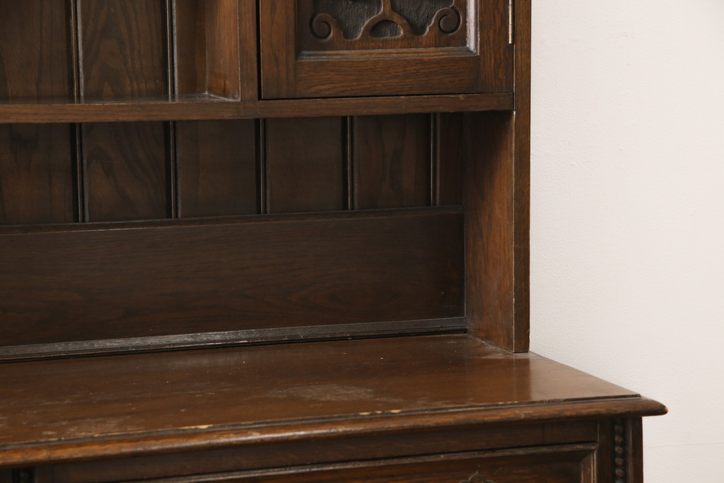 ヨーロッパアンティーク　オーク材　上手物　レリーフなどの装飾が美しい上質なカップボード(キャビネット、食器棚、飾り棚)(R-056615)