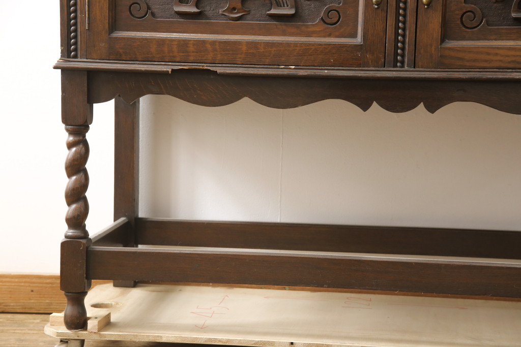 ヨーロッパアンティーク　オーク材　上手物　レリーフなどの装飾が美しい上質なカップボード(キャビネット、食器棚、飾り棚)(R-056615)