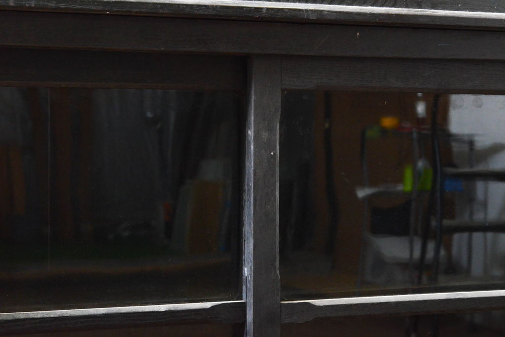 和製アンティーク　黒塗り　ゆらゆらガラスが昭和レトロな雰囲気を醸し出す重ね収納棚(戸棚、食器棚、カップボード、キャビネット)(R-060333)
