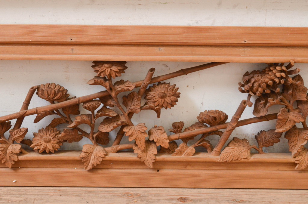 アンティーク建具　井波彫刻　光雪作　生命力に溢れた菊の彫りが目を惹く彫刻欄間2枚セット(明かり取り、明り取り、在銘有り)(R-072980)