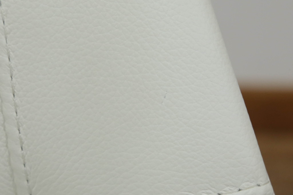 中古　展示品　超美品　Cassinaixc.(カッシーナイクスシー)　Philippe Starck(フィリップ・スタルク)　246　PASSION(パシオン)　本革　丸みのあるボディと華奢な脚のバランスが美しいアームチェア(ダイニングチェア、椅子、イス、レザー)(定価約21万円)(R-061220)