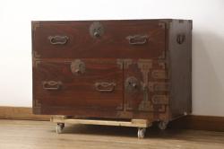 アンティーク家具　昭和初期　漆塗り　銀色の引手が個性的な鉄脚付きローボード(収納棚、リビングボード)