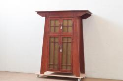 イギリスアンティーク　オーク材　扉に施された彫刻がかわいらしいクラシカルな薄型ブックケース(本棚、戸棚、収納棚、飾り棚、キャビネット)(R-059511)