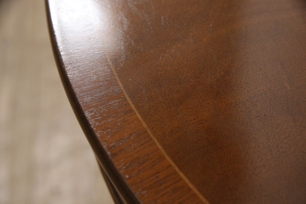 イギリスアンティーク　マホガニー材　象嵌入り　緩やかにカーブした脚のデザインが上品なコーナーサイドテーブル(コーナーラック、花台、飾り台、英国)(R-066093)