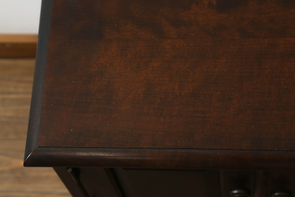 中古　北海道民芸家具　深みのある色合いが魅力のサイドキャビネット(サイドテーブル、サイドボード、戸棚、収納棚)(R-074627)