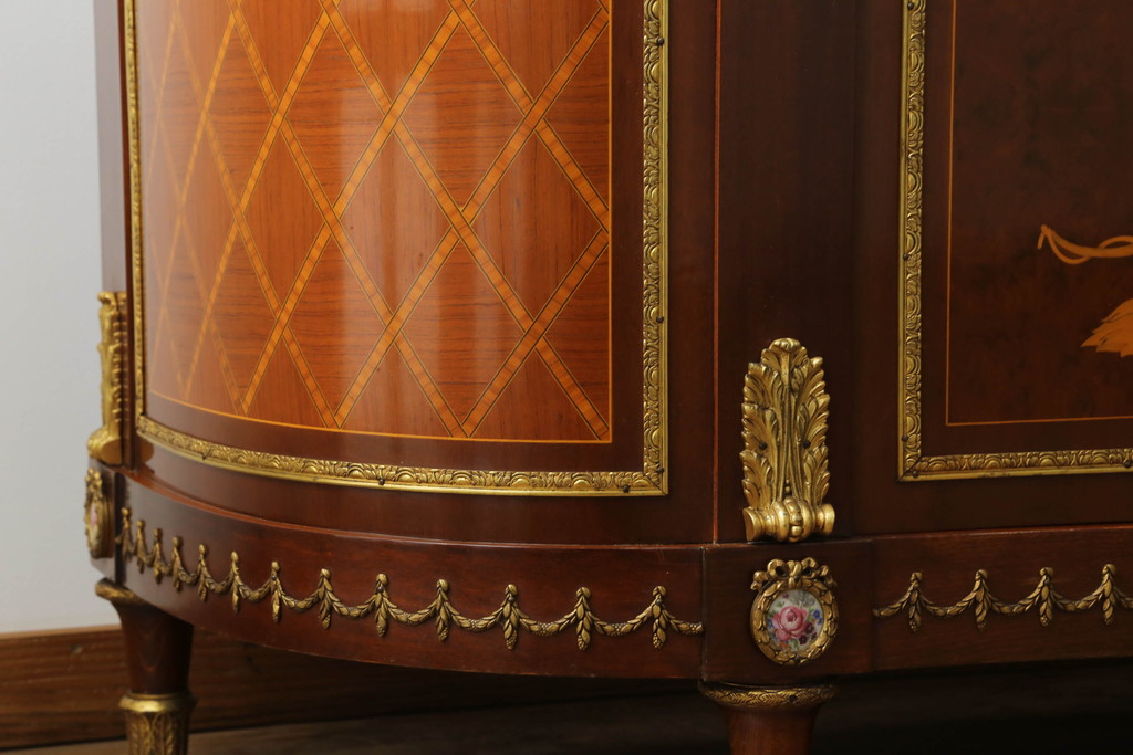 中古　スペイン家具　マリネール(Mariner)　最上級モデル　優美で華やかな装飾が見事なサイドボード(サイドキャビネット、コンソールキャビネット、リビングボード、収納棚、戸棚、店舗什器)(定価約250万円)(R-068159)