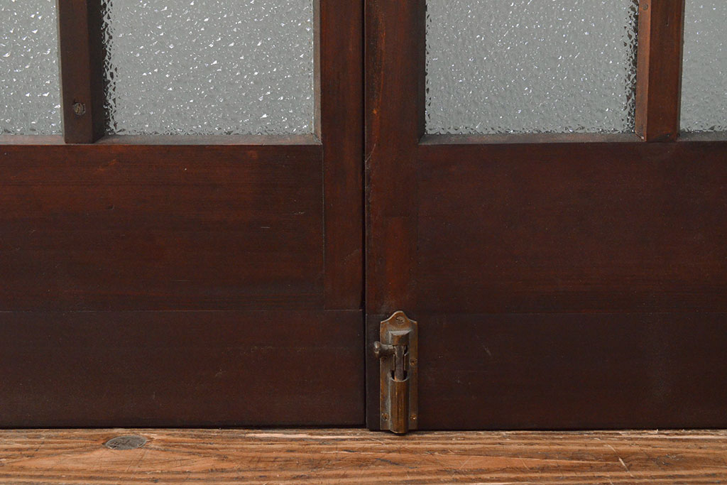 【セミオーダー家具実例】両開き扉をリサイズし、蝶番を取り付け、三方枠を製作しました。現状に近い色合いで全体を仕上げ、アンティークらしい上品な風合い漂う両開き扉に仕上がりました。(建具、ガラス扉)