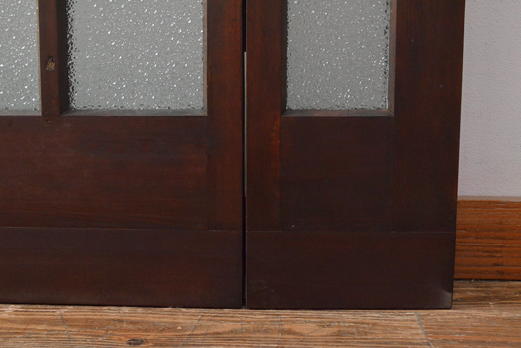 【セミオーダー家具実例】両開き扉をリサイズし、蝶番を取り付け、三方枠を製作しました。現状に近い色合いで全体を仕上げ、アンティークらしい上品な風合い漂う両開き扉に仕上がりました。(建具、ガラス扉)