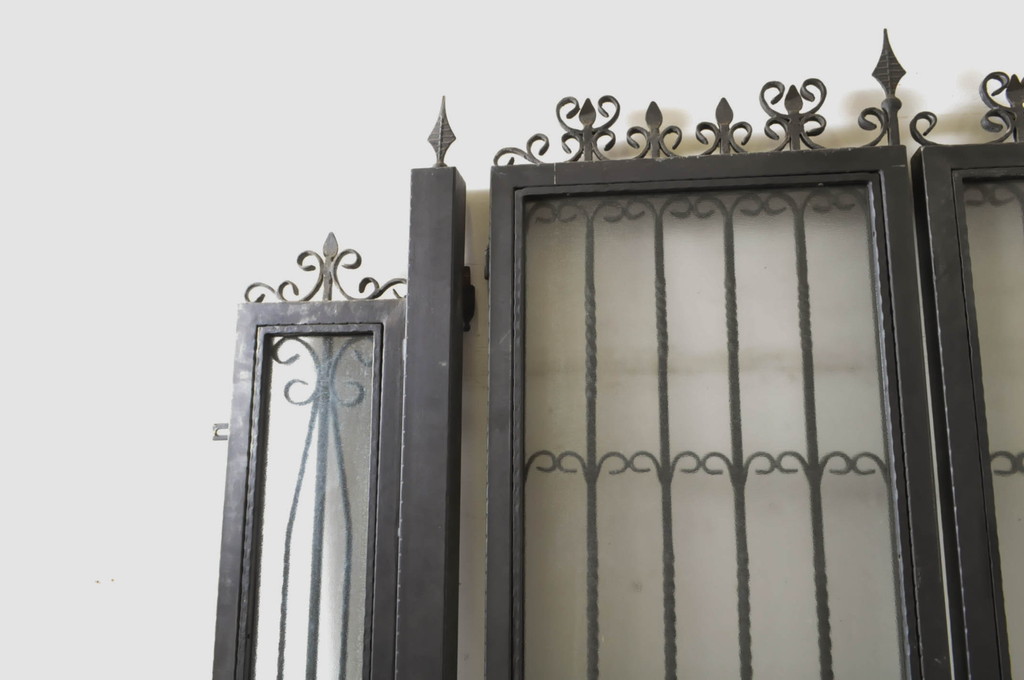 中古　美品　ヨーロピアンな雰囲気づくりにおすすめのガラス入りロートアイアンの門扉セット(フェンス、鉄柵、ゲート)(定価約250万円)(R-064218)