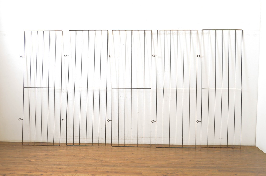 和製アンティーク　古い雑貨屋さんで使われていた壁掛けアイアンフェンス5枚セット(ディスプレイラック、ウォールフェンス、ウォールハンガー、店舗什器)(R-064323)