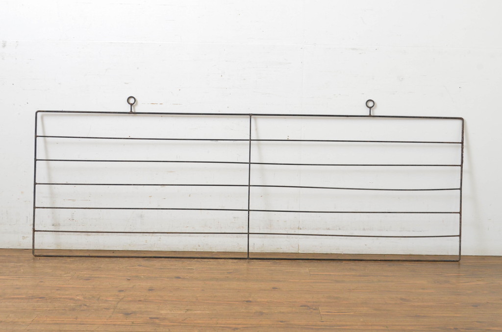 和製アンティーク　古い雑貨屋さんで使われていた壁掛けアイアンフェンス5枚セット(ディスプレイラック、ウォールフェンス、ウォールハンガー、店舗什器)(R-064323)