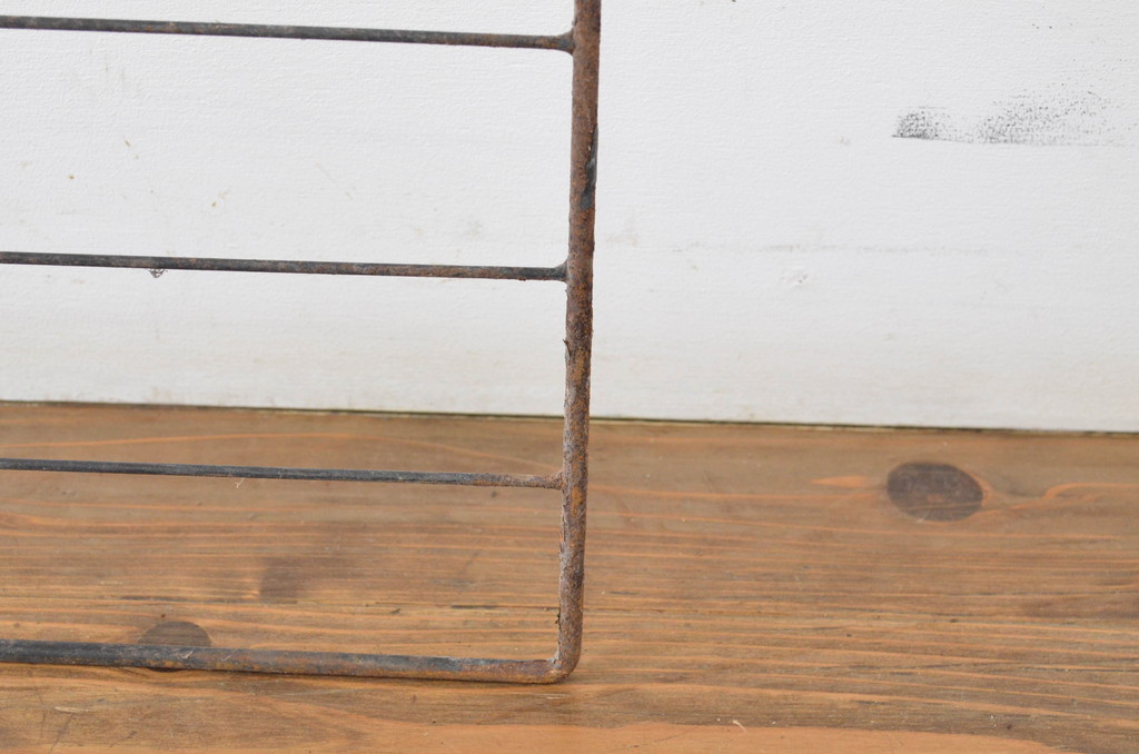 和製アンティーク　古い雑貨屋さんで使われていた壁掛けアイアンフェンス3枚セット(ディスプレイラック、ウォールフェンス、ウォールハンガー、店舗什器)(R-064324)
