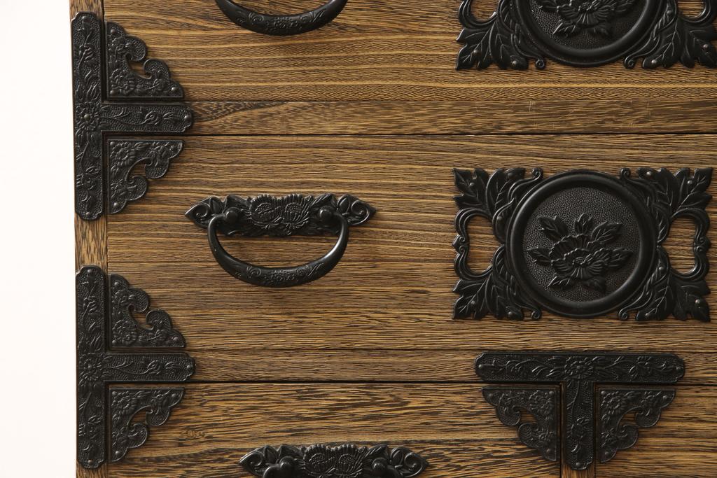 中古　美品　総桐材　桐材と金具のコントラストが目を引く階段箪笥(和タンス、収納箪笥、桐箪笥、桐たんす)(R-052212)