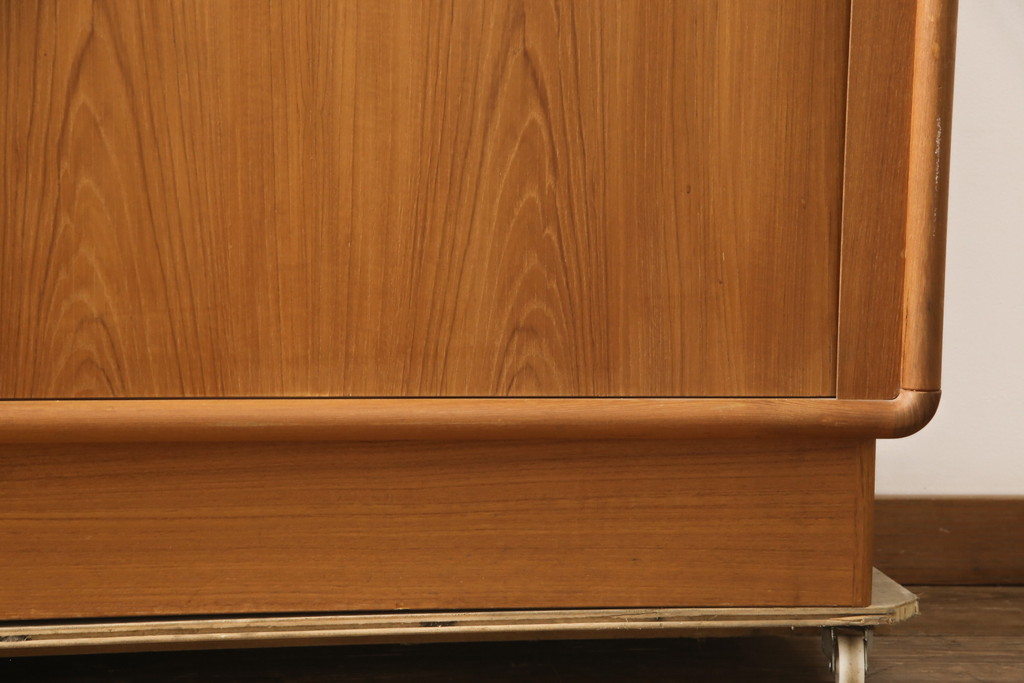 デンマークビンテージ　北欧デザインのシャッター蛇腹扉付きサイドボード(キャビネット、テレビ台、リビングボード、ヴィンテージ)(R-056748)