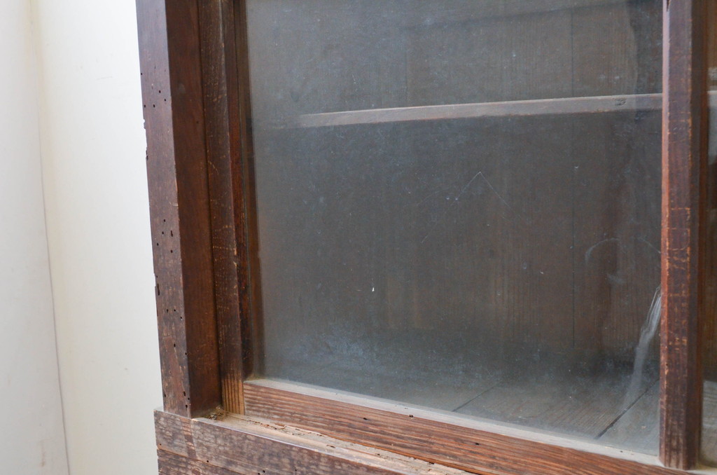 和製アンティーク　ゆらゆらガラス　古い木味が昔懐かしい雰囲気を醸し出す収納棚(サイドボード、食器棚、収納棚、飾り棚、戸棚)(R-072627)