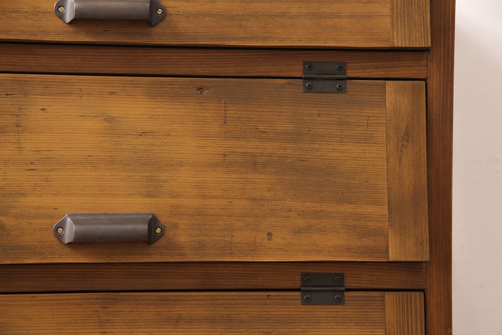 【オーダー家具実例】パタパタ扉の収納棚を新規製作しました。過去に制作したオーダー商品をもとに、ご希望のサイズ・色で制作。コンパクトなサイズ感で、すっきり収まる棚に仕上がりました。(下駄箱、戸棚)