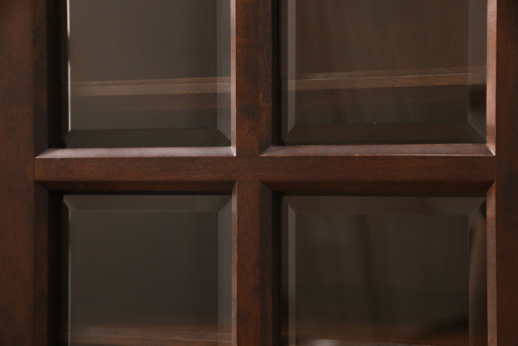 【セミオーダー家具実例】北海道民芸家具のサイドキャビネットを高品質リペア・リメイクしました。ご希望の天板と台輪を取り付け、重厚で高級感のある佇まいに。新材で制作した部分も色合わせして、統一感のあるデザインに仕上げました。(収納棚、戸棚)