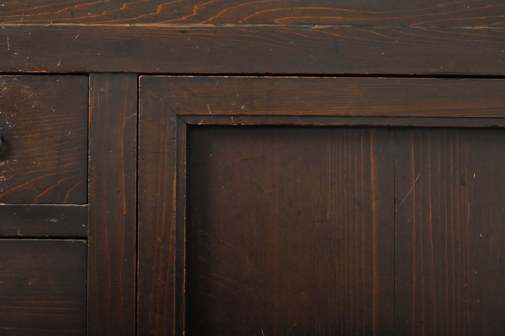 和製アンティーク　檜(ヒノキ)材　経年により深みを増した木色が趣のある重ね収納箪笥(水屋箪笥、引き出し、キャビネット、戸棚、収納棚)(R-060845)